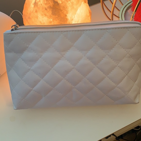 New white quilted makeup bag - Picture 2 of 3